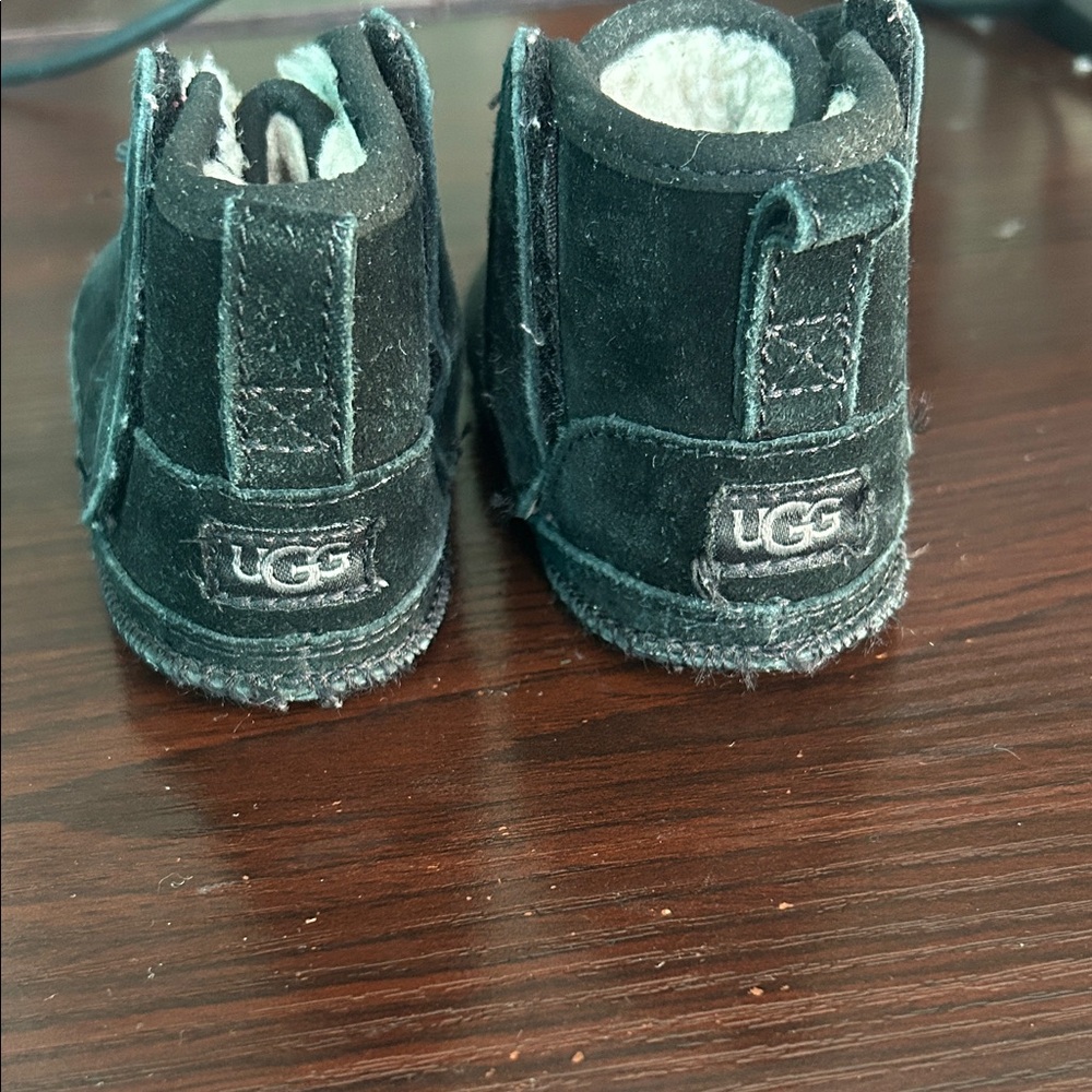 UGG Black Kids Boots with Cream Lining - Picture 2 of 3